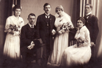 Manželé Josef a Anna Bártovi, vpravo svědek a otec pamětnice František Bárta, 1920