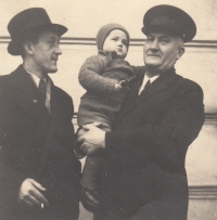 Vlevo Karel Kafka st. (otec pamětníka), vpravo dědeček pamětníka Jan Kafka, který drží v náručí malého Karla Kafku (pamětníka)