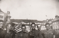 Hradčanské náměstí, květen 1945. Otec pamětníka (druhý zprava), americký voják a sovětští vojáci