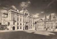 Pohlednice s Arcibiskupským palácem na Hradčanském náměstí v Praze