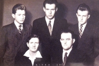 Milan Michalko (vlevo) s rodiči a bratry v roce 1954