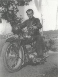 Miroslav Magni, automechanik z Telče (zastřelen v Krahulčí 9. května 1945). Na fotografii jako motocyklový závodník v roce 1938 