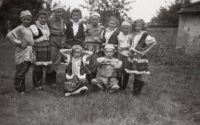 Jaroslava Grolichová, roz. Nádvorníková, s kamarády, na fotce první zprava