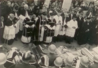 Pohřeb mladíků  padlých v Krahulčí, hřbitov u sv. Anny v Telči, 12. května 1945