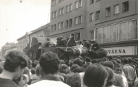 Srpen 1968 u tehdejšího hotelu Grand v Šumperku. Autor fotografie Stanislav Pavlík