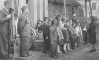 V místě tragédie vznikl v roce 1946 pomník se jmény zastřelených mužů