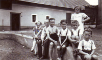 V bílých šatech stojí Věra Šedivá, zprava pak první bratr Josef a třetí Vladimír a rodina Semerádových, 1935