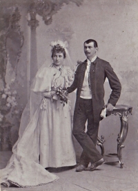 Svatební fotografie prarodičů Františka a Marie Tomášů. Jaroslava Velartová své prarodiče bohužel nezažila