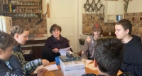 Studenti ZŠ Jičíněves během natáčení s pamětnicí v roce 2021. Kevin Horváth, Tereza Janeková, Rozálie Marie Tošnerová, Beáta Zrůstová pod vedením Mgr. Dariny Šindlářové