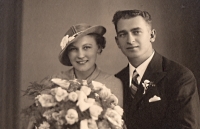 Strýc František Tomášů na svatební fotografii s manželkou Jarmilou, rozenou Vejlupkovou. Potomků se manželé bohužel nedočkali