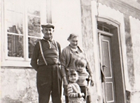 František Tomášů s manželkou před domem v Dolanech v sedmdesátých letech a s nimi děti Jaroslavy Velartové - Darina a Lukáš