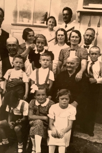 Rodina Bártových v Proseči. Josef Bárta nahoře na schodech se svojí manželkou Annou a dole v bílých šatech Věra Šedivá, 1935