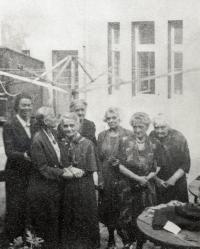 Poslední fotografie ruské pedagožky Vladimírovny Žekuliny (první vpravo) na dvoře Profesorského domu před jejím odjezdem do Belgie v roce 1949. Většina Rusů byla ze svých domů v Dejvicích a Bubenči na začátku 50. let vystěhována.