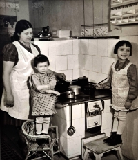 Zleva maminka Anastázie, Dagmar Popeláková a její sestra Alena, duben 1943.