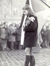 Smuteční průvod na Staroměstském náměstí 20. ledna 1969, na snímku dole budoucí herečka Andrea Čunderlíková