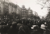 Pohled na zaplněné Václavské náměstí v listopadu 1989. Zdroj: archiv pamětnice