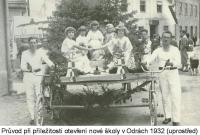 Průvod při příležitosti otevření nové školy v Odrách 1932 (uprostřed)