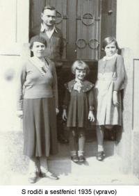 S rodiči a sestřenicí 1935 (vpravo)