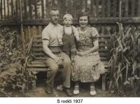 With his parents (1937)