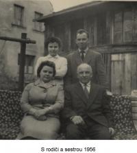 With his parents and sister (1956)