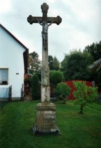 The crucifix with a german script before the Housers house
