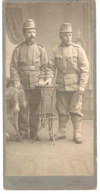 vpravo František Wiendl starší před odchodem na východní frontu 1915