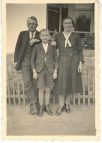 František Wiendl with parents, 30's
