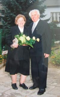 M. Spáčil s manželkou Dagmar při zlaté svatbě v roce 2004