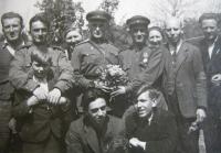 M. Spáčil s ruskými vojáky v květnu 1945