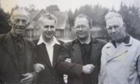 Josef Špak v Českých Budějovicích s přáteli ze sboru v roce 1955