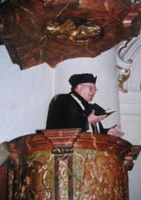 Josef Špak jako patriarcha CČSH u sv. Mikuláše v Praze v roce 2000