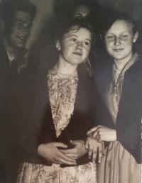 Kateřina Marťáková 1958, 17 let, vpravo