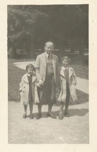 Dagmar s otcem a sestrou, léto 1937