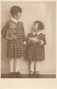 Dagmar (vlevo) a Rita Fantlovy, jaro 1934
