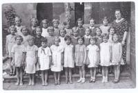 Dagmar (third row, next to the teacher) in the first grade of primary school in Vlašský dvůr (Kutná Hora, 1935-36), teacher Marie Marková