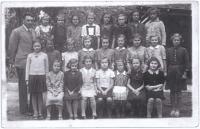 Dagmar (second row, third from the right) in the fourth grade of primary school in Vlašský dvůr (Kutná Hora, 1938-39), techer Josef Výborný