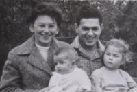 Dagmar se svojí rodinou - manželem a dvěma dětmi - rok 1959