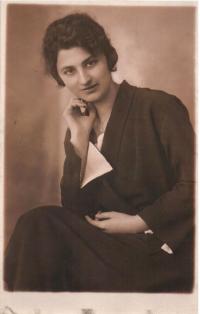 Maminka Irena na počátku 20. let