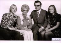 Pavel a Věra Olivovi s dětmi v roce 1974