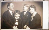 Pavel Oliva před válkou s rodiči a bratrem