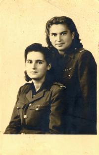 Jiřina Bajborová (vpravo)
