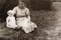 1937 - with her mother in Miličín