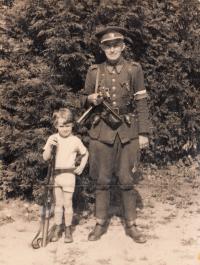 Vojen Syrovátka s otcem Václavem, rok 1945
