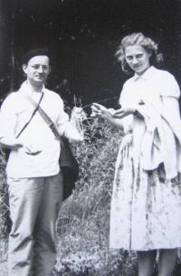 Z. Schubertová s farářem B. Kláskem
