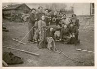 Ruth Rita Vogelová na sionistickém táboře na Slovensku, třetí zleva