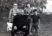 s manželem a dětmi (60. léta?)