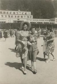 Zuzana and Truda_Beckmannovi_-_Luhacovice_1947