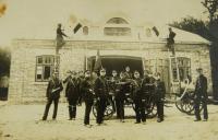 hasičsská zbrojnice v Zawidowě, otec V.K. druhý zleva v popředí
