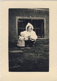 Dana Němcová as a child, 1936/37