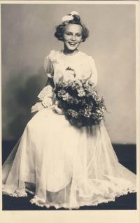 Dana Němcová jako družička cca 1941